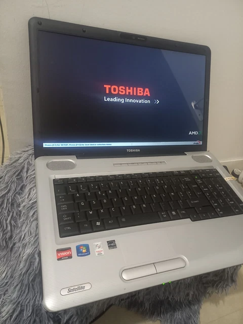 PC - Toshiba Satellite L550- de Inetl Dual-Core (17,3" )