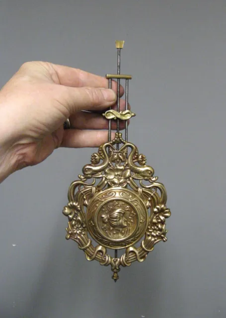 Ancien balancier de pendule, horloge, à décor.