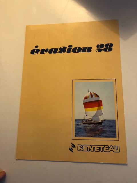 BENETEAU EVASION 28   An 80's  Bateau Voilier catalogue publicitaire vintage C30