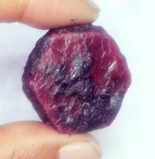PIERRE PRÉCIEUSE AFRICAINE couleur rouge foncé rubis naturel coupe