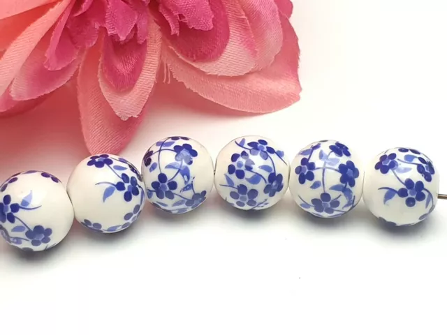 20 X  dutch beads / Keramik Porzellan Perlen mit blauen Blumen Muster 12 mm
