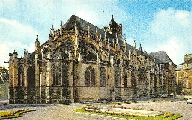 NEVERS - La Cathédrale - sur les bords de la Loire