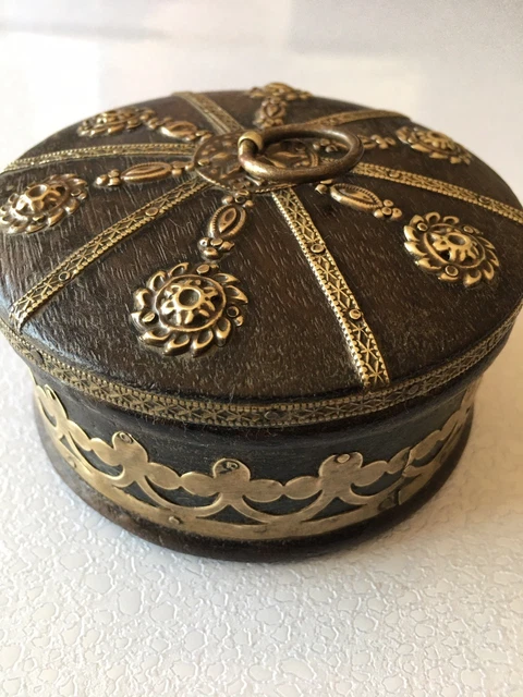Magnifique Boîte à Bijoux En Bois De Santal Avec Incrustations Florales En Laiton