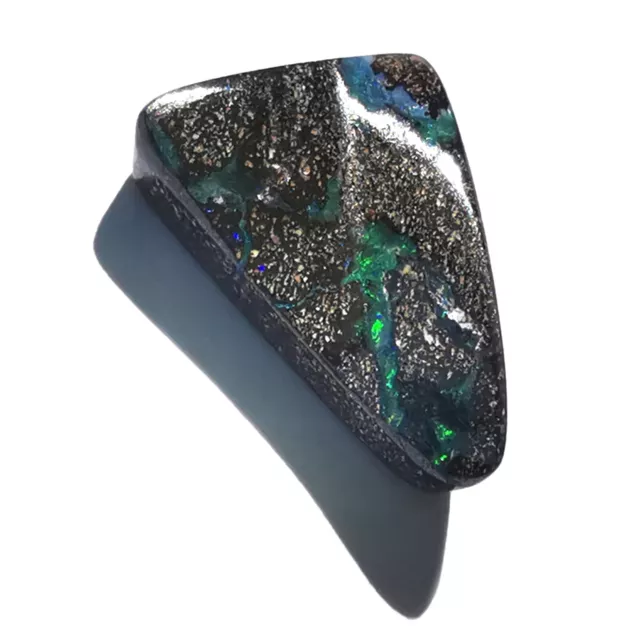 7€/ct Opale boulder d'Australie 5,10 cts triangulaire flashs bleus et verts