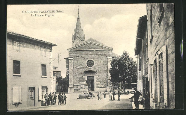 CPA St-Quentin-Fallavier, La Place et l´Eglise, Hotel Vial