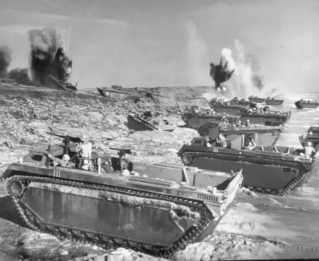 AMPHIBIOUS LANDING CRAFT Iwo-Jima WW2 1945 5x7 #1013* $1.99 - PicClick