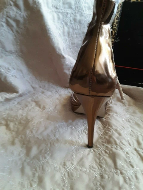 Talons à lanières métalliques or Fredericks of Hollywood 3