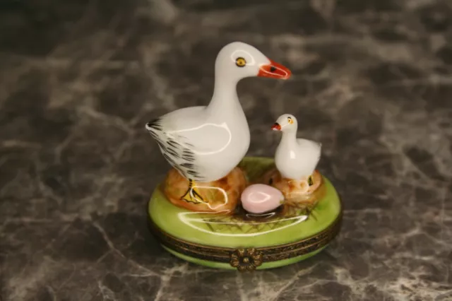 Pilulier, boite à bijoux en porcelaine de Limoges Rochard décor oie et oison