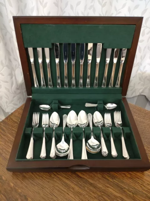 VINTAGE ONEIDA 44 Piece Silver Plate Cutlery Canteen - Seneca Pattern- Sheffield