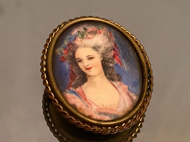 Miniature signée à vue ovale au portrait d'une élégante de style XVIIIe
