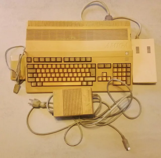 Commodore Amiga 500 avec Alimentation & Lecteur Disquettes/Souris - Pour Pièces Commodore Amiga 500 avec Alimentation & Lecteur Disquettes/Souris - Pour Pièces