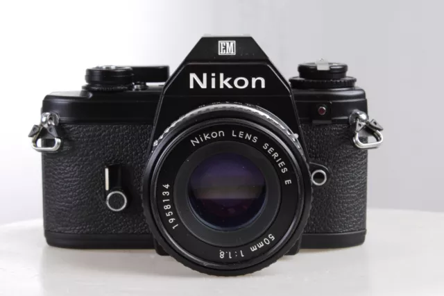 Nikon EM, Spiegelreflexkamera mit Nikon Lens Series E 50mm / 1,8