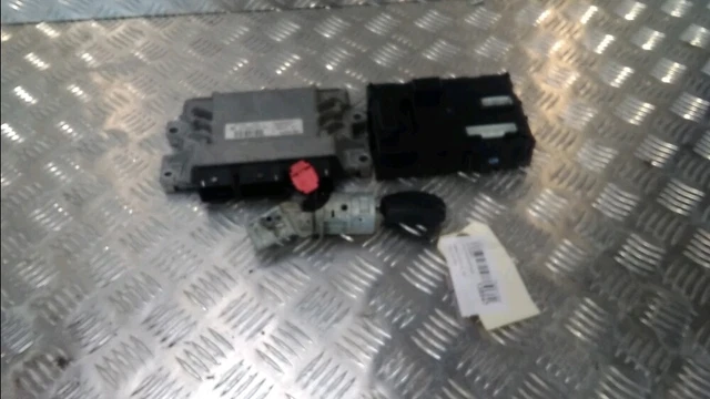 Calculateur Moteur Renault Clio 3 8200522357  R:138547