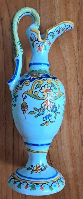 petit pichet en porcelaine avec écusson de Nantes marqué Nantes 1869 20,5x6,5cms