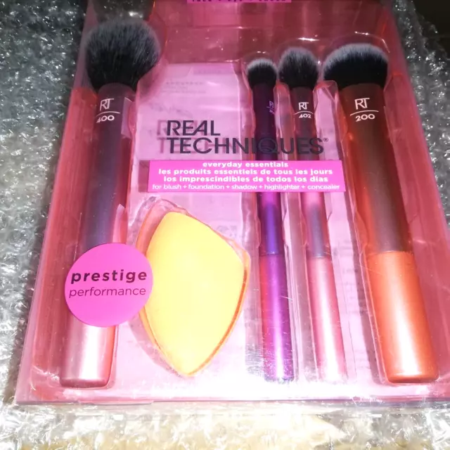 Real Techniques Everyday Essentials 5 pc Make Up Brush & Cosmetic Sponge Set