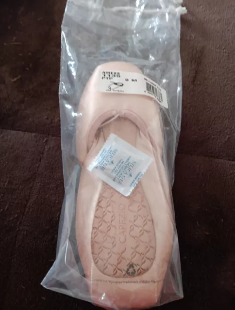 1135 Airess Pointe Shoe by Capezio Size 9M