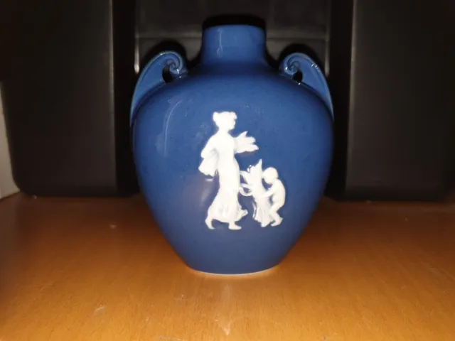 Petit vase avec anses porcelaine bleue Camille THARAUD décor femme enfant