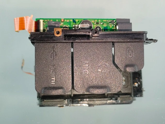 Nikon D750 - cache connexion gauche - Parfait état