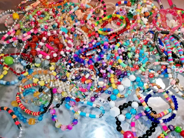 gros lot de 125 bijoux bracelets neufs     FDP offert