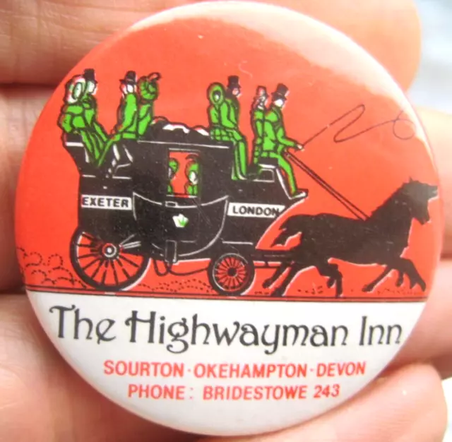 THE HIGHWAYMAN INN OKEHAMPTON DEVON vintage 1970s pub promotional 38mm pin BADGE