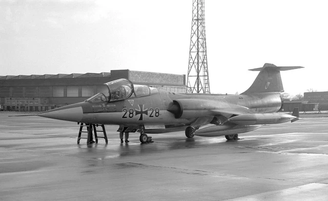 JG33, WGAF, TF-104G, 28+28 bei RAF Honington, 19. Dezember 1979 - Original B&W neg