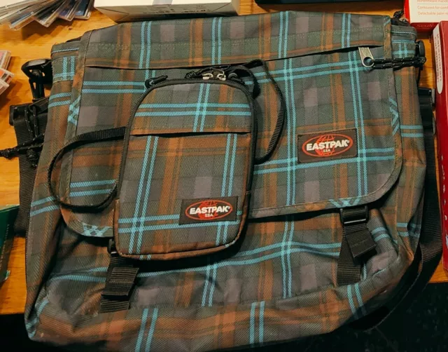 Eastpak Delegate Messenger Bag und Buddy Umhängetasche - grün/türkis Karomuster