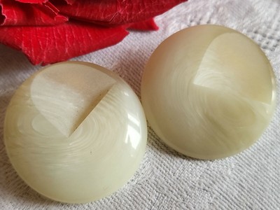 Duo gros boutons vintage BLANC effet corne  épais à pied 3 cm ref 4809 
