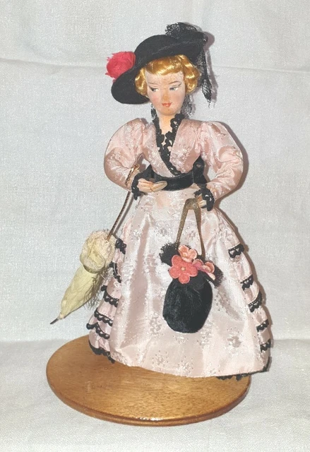 Poupée ancienne en mousse de latex portant une magnifique robe et accessoires