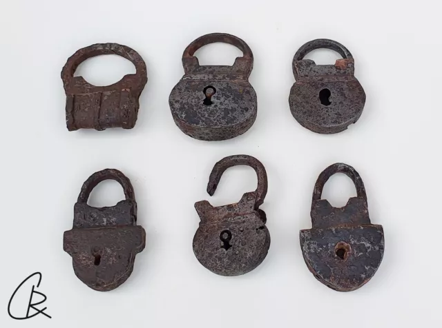 Sammlung von 6 antiken Vorhängeschlössern, Schlüssel, 18.-19. Jahrhundert