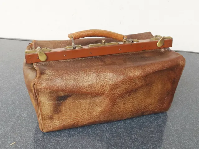 alter brauner Arztkoffer/Tasche aus Leder mit Messingbeschlägen