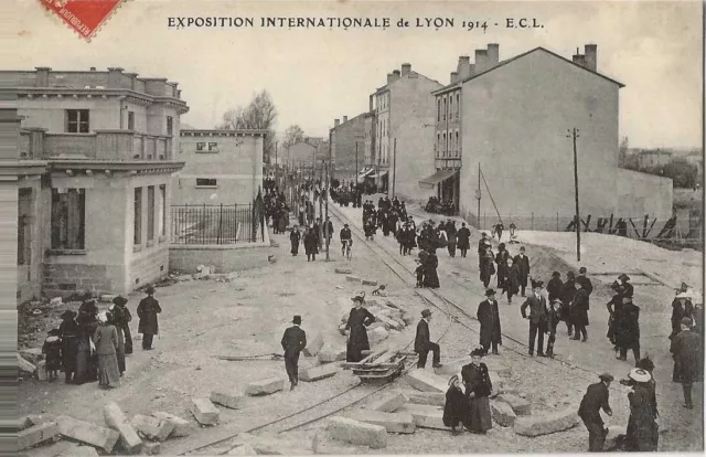 CPA - LYON - Exposition Internationale de Lyon 1914. Visiteurs sur le chantier.