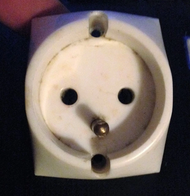 Prise électrique Simple Legrand Mistral - N°10 - Occasion Mais Fonctionnelle