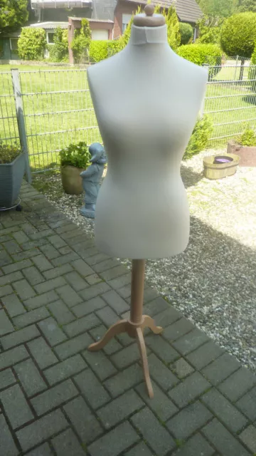 Schneiderpuppe mit Dreibein -  Holzgestell mit Deckel, höhenverstellbar