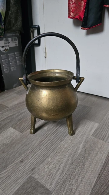 Ancienne cocotte en fonte pied tripode - Arts de la table