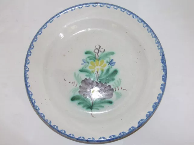 04D43 ANCIEN PLAT A CUL NOIR SIGNE FAÏENCE DE TOURS DÉBUT XIXe DÉCORS AUX FLEURS