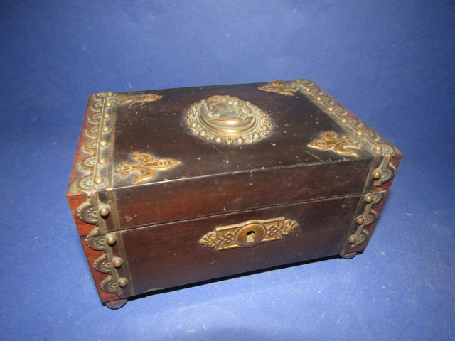 Joli Petit Coffret A Bijoux En Bois Sculpté  Fourvière