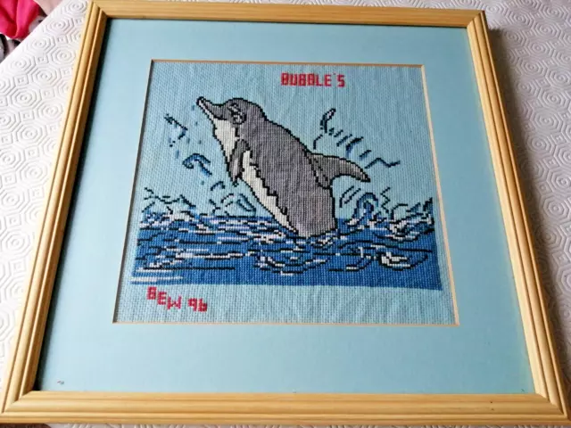 Delfín bordado en marco de madera