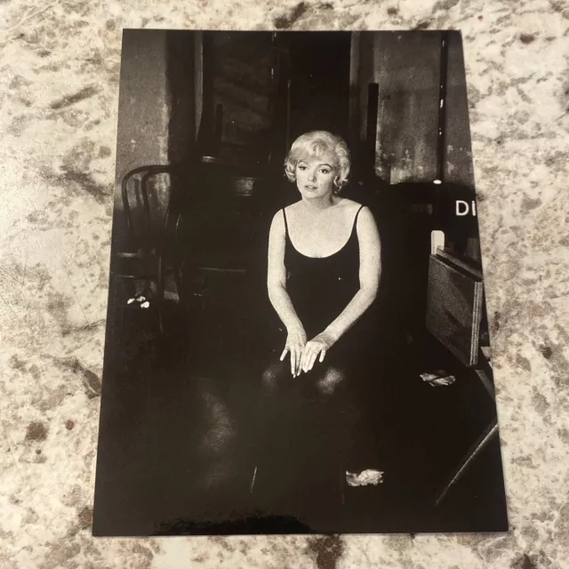 MARILYN MONROE 80s POSTCARD 1960 Let's Make Love candid by Bob Willoughby /Acme