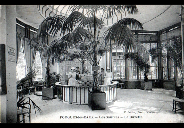 POUGUES-les-EAUX (58) LES SOURCES , BUVETTE animée début 1900