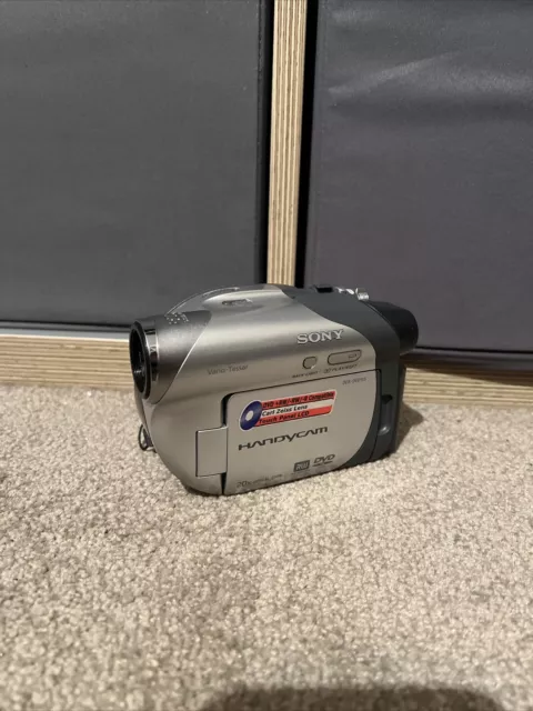 SONY HANDYCAM DCR-DVD105E Digital Video recorder with battery