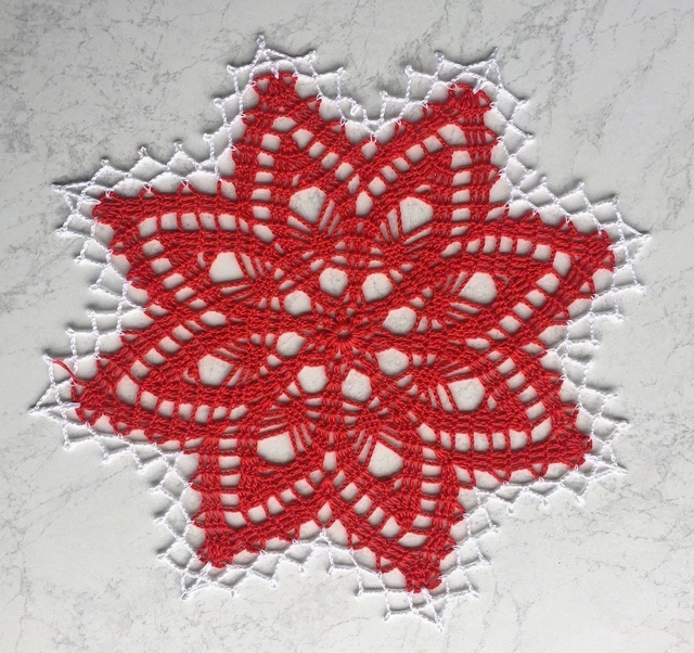 kleines Häkeldeckchen in rot-weiß 26 cm - Handarbeit