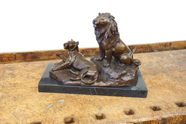 Bronzefigur, Löwe und Löwin, Bronze auf Marmorsockel Bronzestatue von Antik-Lux