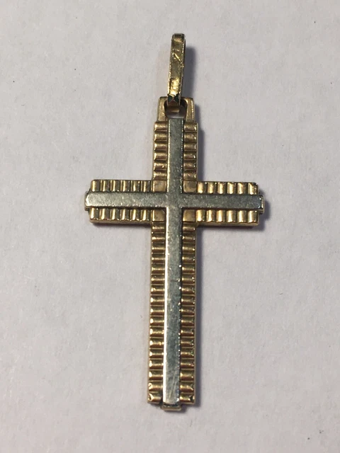 Collier en plaqué or 18 carats avec croix en style entrelacé – Beaux Bijoux Collier en plaqué or 18 carats avec croix en style entrelacé – Beaux Bijoux