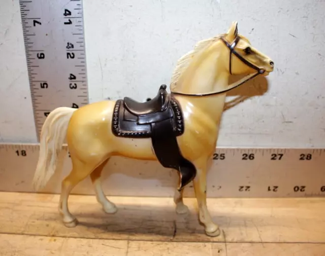 Vintage Hartland Plastics Beig & White Horse with Saddle