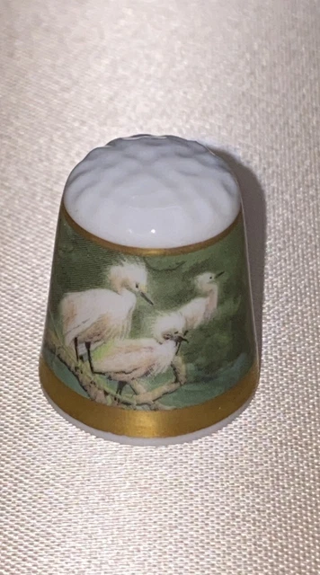 Dé à Coudre En Porcelaine Fine Motif Machine à Coudre - Pièce De Collection, Fait Main à Stoke-on-Trent