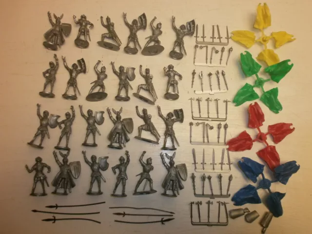 Konvolut 24 Merten Kunststoff Figuren Rohlinge Ritter Knights + 46 Waffen zu 4cm