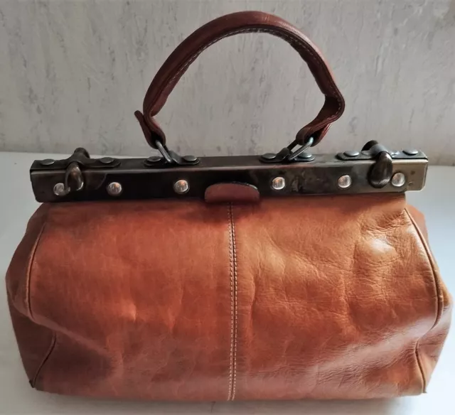 Vintage Leder Handtasche im Stile einer alten Arzttasche.
