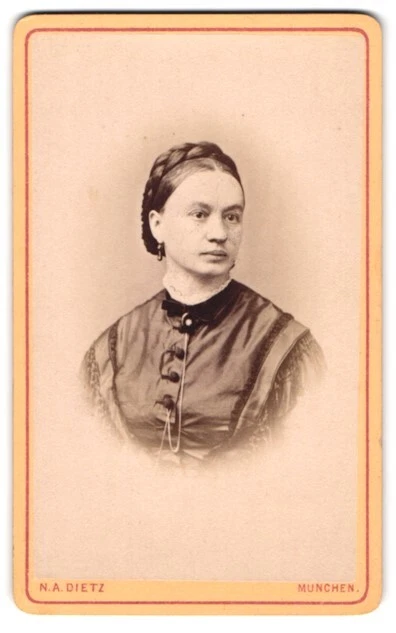 Fotografie N. A. Dietz, München, Junge Dame mit Hochsteckfrisur und Kragenbrosc