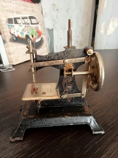 ANCIENNE MACHINE à COUDRE en TOLE pour ENFANT dans sa BOITE D'ORIGINE vers 1900