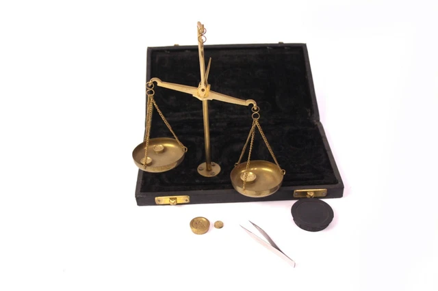 Indische Balkenwaage Apotheker Feinwaage bis 20 g Messing Gewichte im Etui Antik